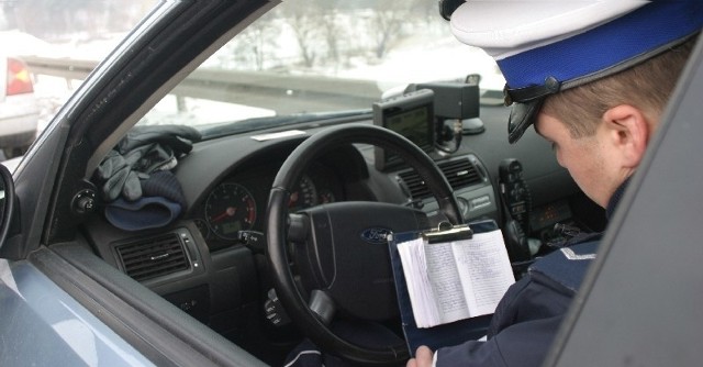 Policjanci zwrócą szczególna uwagę na prędkość i trzeźwość kierowców. Sprawdzą też, czy używamy pasów bezpieczeństwa i jak przewożone są dzieci.