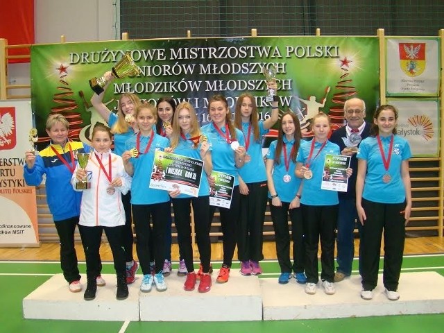 Suchedniowskie medalistki z trenerką Aleksandrą Dąbczyńską i wiceprezesem Orlicza Stefanem Pawlukiewiczem (drugi z prawej).