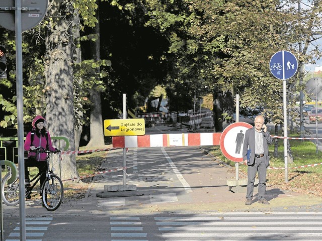 Na ul. Branickiego są już znaki z zakazem ruchu pieszego i rowerowego. Z takimi utrudnieniami trzeba liczyć się do połowy listopada.  