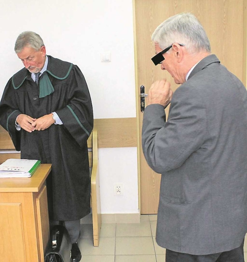 Oskarżony dr Jan S. (z prawej) w sali rozpraw krakowskiego...