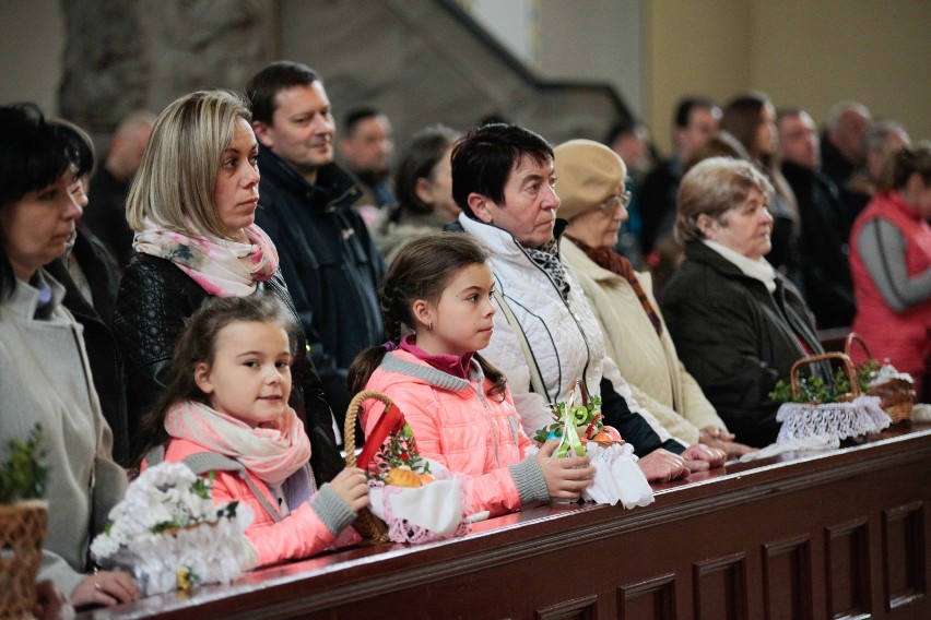 Święcenie pokarmów w kościele Piotra i Pawła w Opolu.