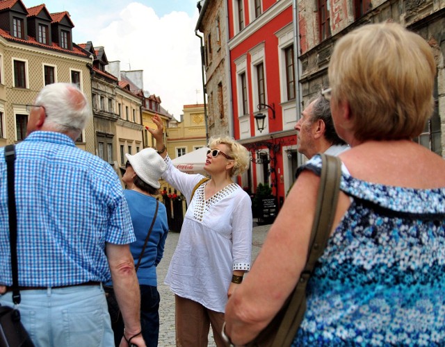 Przewodniczka Sylwia Masiewicz z grupą niemieckich turystów na Starym Mieście w Lublinie