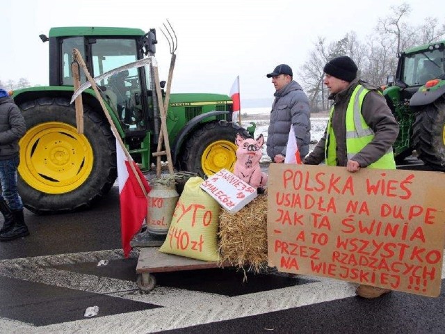 Rolnicy z powiatu chojnickiego protestowali na drodze krajowej 22