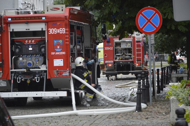 Jeden ze strażaków w przerwie akcji. Strażacy przystąpili do gaszenia pożaru katedry w Gorzowie w sobotę, 1 lipca, około 18.00.