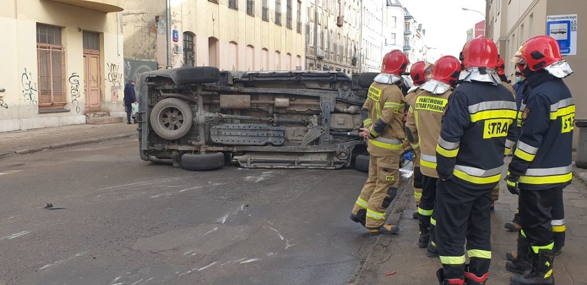 Wypadek u zbiegu ul. Pogonowskiego i ul. 6 Sierpnia. Samochód na boku ZDJĘCIA