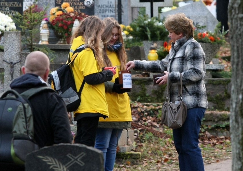 Hospicjum dla dzieci w Gdyni. Wolontariusze zbierają na cmentarzach pieniądze na budowę [ZDJĘCIA]