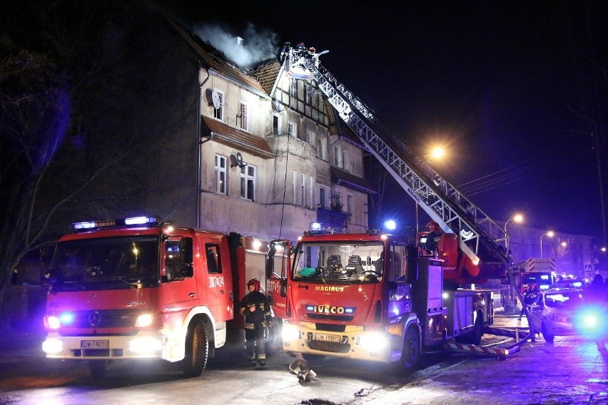 Wrocław: Duży nocny pożar kamienicy w Leśnicy [ZDJĘCIA]