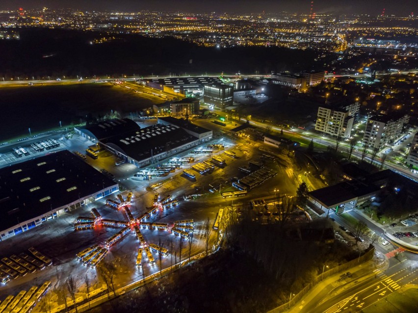Kraków. Największa na świecie śnieżynka utworzona z autobusów miejskich robi furorę w sieci. MPK właśnie dorzuciło nowe zdjęcia
