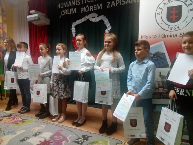 Laureaci konkursu „Orlim Piórem Zapisane” w szkole w Sołtykowie, otrzymali nagrody przyznane przez jury.