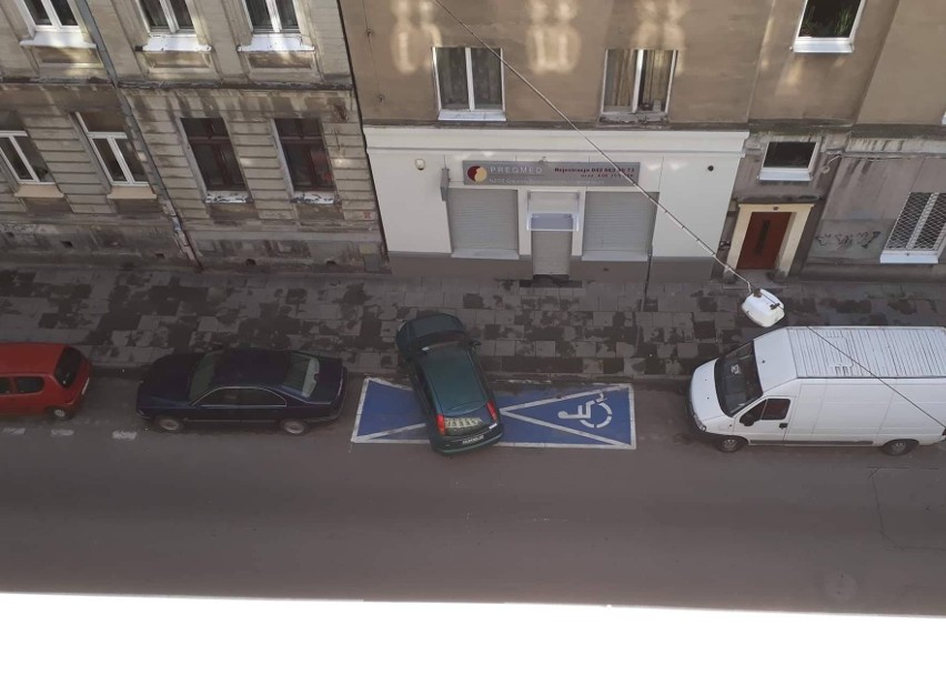 Prawdziwi mistrzowie parkowania z Łodzi i nie tylko. Oto, w jak bezmyślny sposób kierowcy potrafią zaparkować swoje samochody 15.05.2024