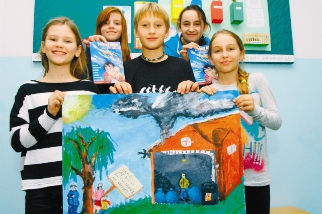 Autorami ulotki są (pierwszy rząd od lewej): Julia Odelga, Kuba Szypulski i Karolina Marek. W głębi, z plakatami, Agnieszka Osińska i Jemina Cieśla.