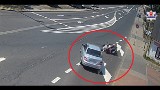 Kolizja w Białej Podlaskiej. Dziadek zostawił wnuczka na drodze i uciekł na motorze (NAGRANIE Z MONITORINGU)