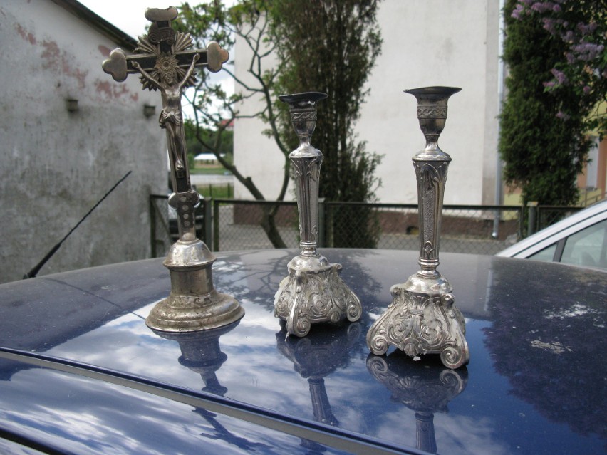 Świeczniki pochodzące z przedwojennego kościoła w Słosinku