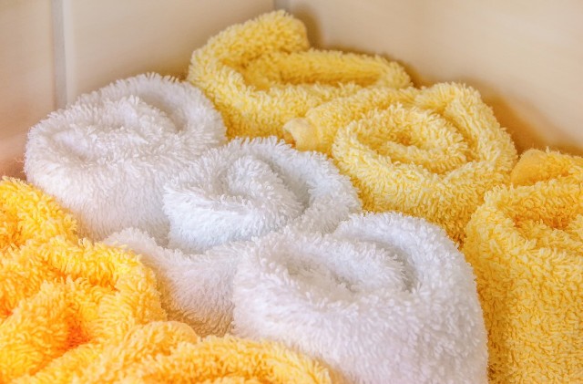 Ręczniki tracą miękkość z kilku powodów. Jednym jest sposób ich prania. Należy uważać, by w czasie prania ręczników bęben pralki nie był przeładowany, ponieważ potrzebują one dużo wody do wypłukania. Tymczasem, gdy w pralce jest zbyt dużo rzeczy, niemożliwe jest dokładne wypranie i wypłukanie ręczników. W tej sytuacji środek piorący pozostaje w tkaninie, a ręczniki stają się sztywne.