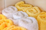 Jak prać ręczniki z mikrofibry i bawełny? Polecamy sprawdzone triki na miękkie i puszyste ręczniki jak w SPA
