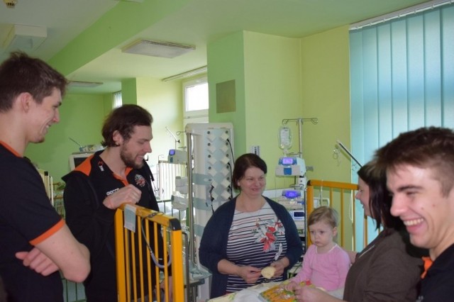 Siatkarze Jastrzębskiego Węgla odwiedzili w szpitalu dzieci