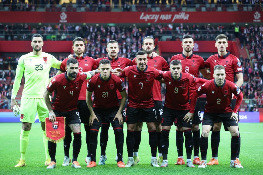 eprezentacja Albanii rozpoczęła mecz w składzie: w górnym...