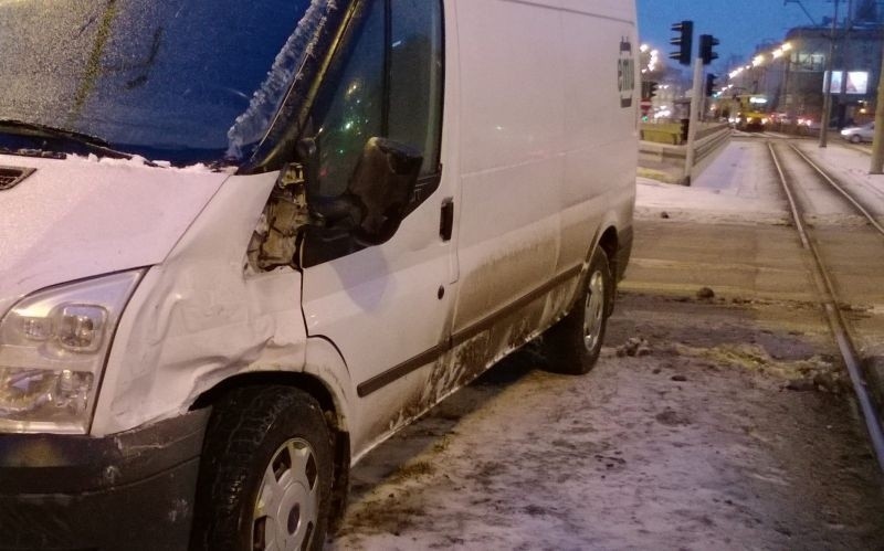 Wypadek na ul. Żeromskiego. Bus uderzył w tramwaj