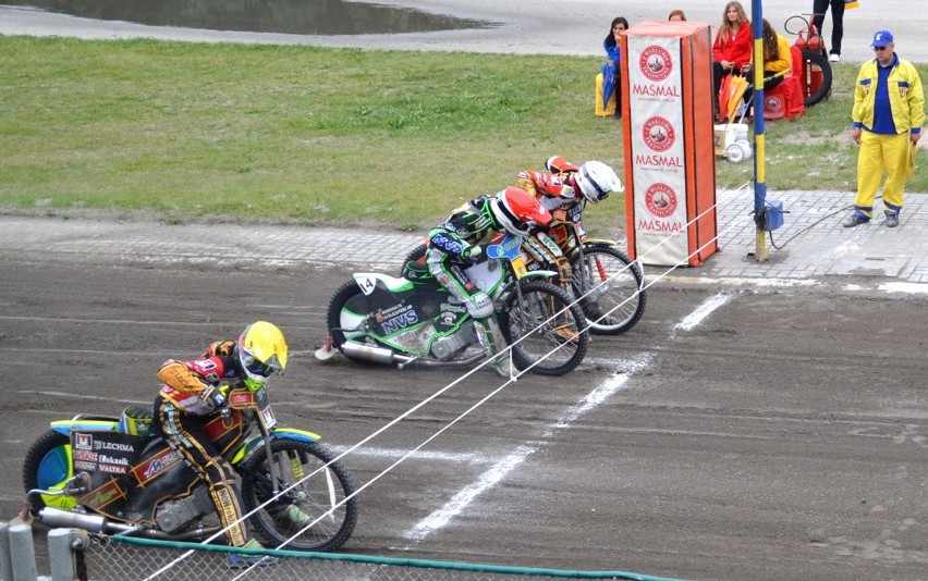 W 8. wyścigu Peter Ljung (GTŻ, czerwony kask) walczył sam....