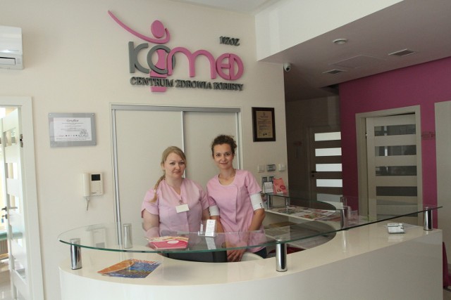 Pielęgniarki Karolina i Kamila zapraszają do Centrum Zdrowia Kobiety Komed w Kielcach, gdzie między innymi leczy się niepłodność.