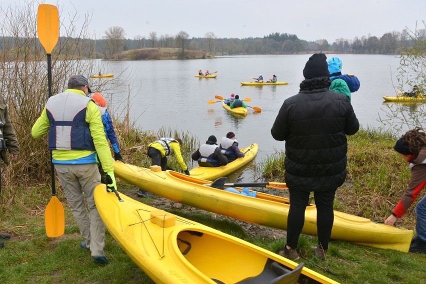 Nie straszny im śnieg i niska temperatura. Kajakarze spłynęli Lubrzanką