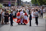 Procesja Bożego Ciała w Częstochowie: Abp Wacław Depo skrytykował Marsz Równości. W procesji szło kilkanacie tysięcy wiernych