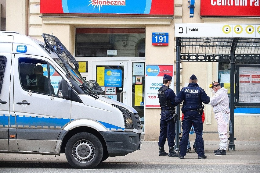 Pobudzony mężczyzna na przystanku autobusowym w centrum Łodzi