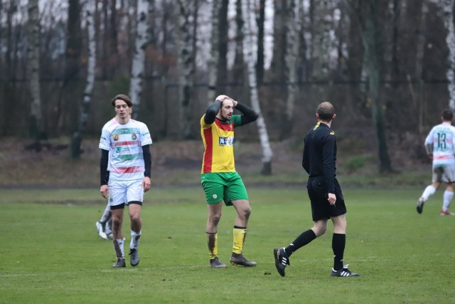 Promień Mońki (żółto-zielone stroje) wygrał z Orłem Kolno 4:1