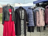 Kurtki, płaszcze i inne ciepłe ubrania na targowisku miejskim w Tarnobrzegu. Wybór jest ogromny. Zobacz, co sprzedaje się w listopadzie 
