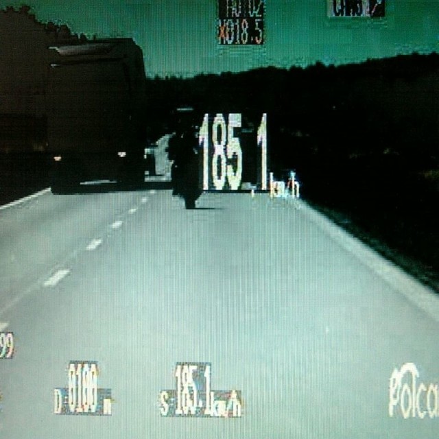 Uciekający motocyklista uchwycony przez policyjny wideorejestrator.