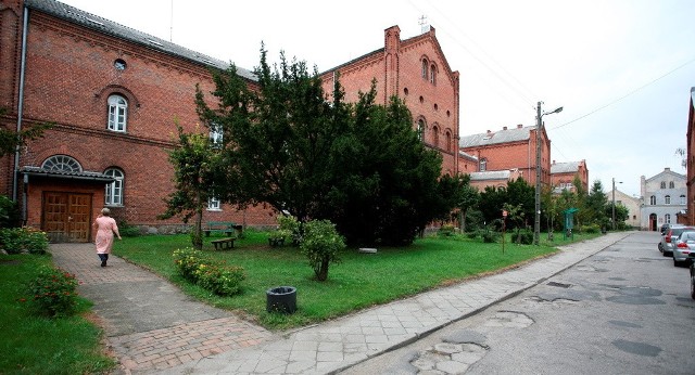 Powiatowi radni zdecydowali się dołożyć 300 tys. zł do remontu dróg na terenie szpitala psychiatrycznego.