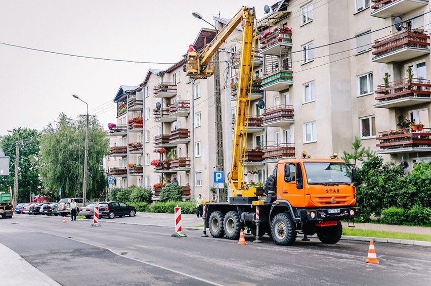 Ostrów Maz. Trwa przepinanie linii energetycznych i usuwanie słupów na ul. Kościuszki 