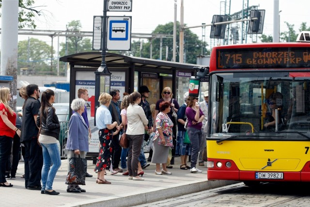 Linia 715 jako linia zastępcza obsługiwała różne trasy