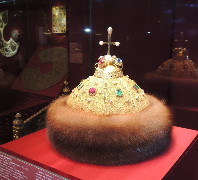 Sławna Czapka Monamacha – insygnium koronacyjne carów, korona otoczona kołpakiem z sobolowego futra jest najprawdopodobniej darem od mongolskiego chana.