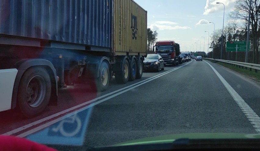 Wybieracie się na majówkę? Omijajcie drogę krajową nr 22 z Chojnic do Czerska. Inaczej będziecie stać w korkach | ZDJĘCIA, WIDEO