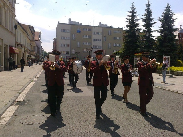 W uroczystym pochodzie przez miasto po mszy świętej wzięło udział 14 pocztów sztandarowych. Prowadziła go orkiestra dęta "Azoty" ze Stowarzyszenia Muzyczno-Kulturalnego w Bierawie.