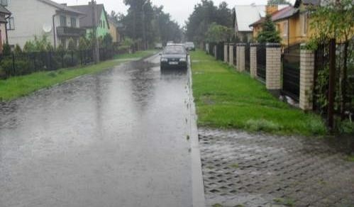 Ulica Paprocia po deszczu
