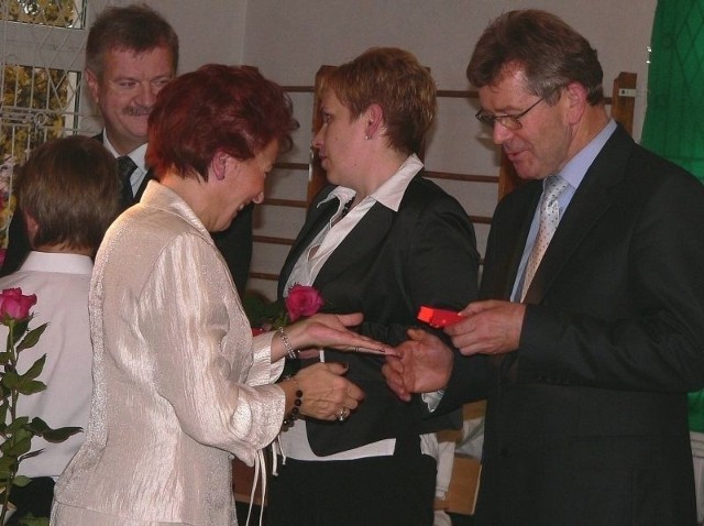 Jubileuszową tarczę otrzymał też burmistrz Piotr Wąsowicz.
