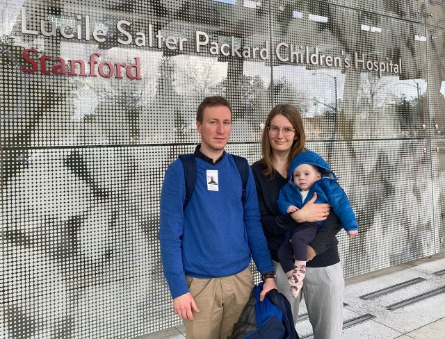 Ada Fryczak z rodzicami Aleksandrą i Janem Makarym w klinice w Stanford.