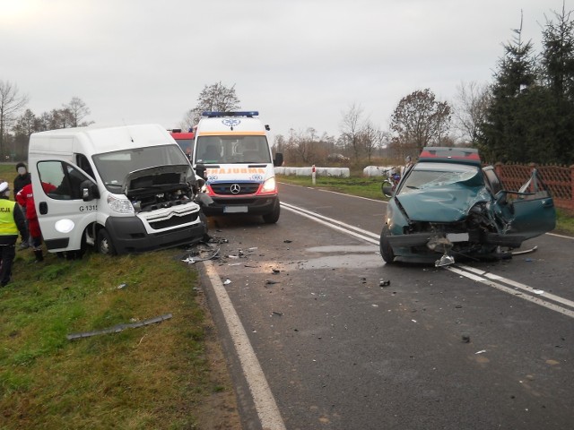 W miejscowości Jabłkowo w gminie Kramsk zderzyły się dwa samochody osobowe. Kierowcy obu aut trafili do szpitala.