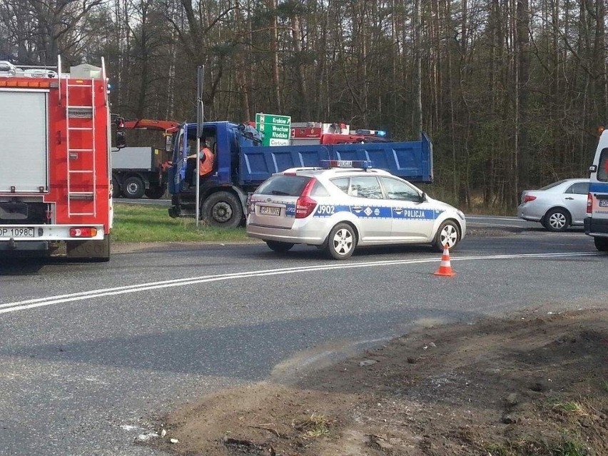 Ciężarówka zderzyła się z toyotą.