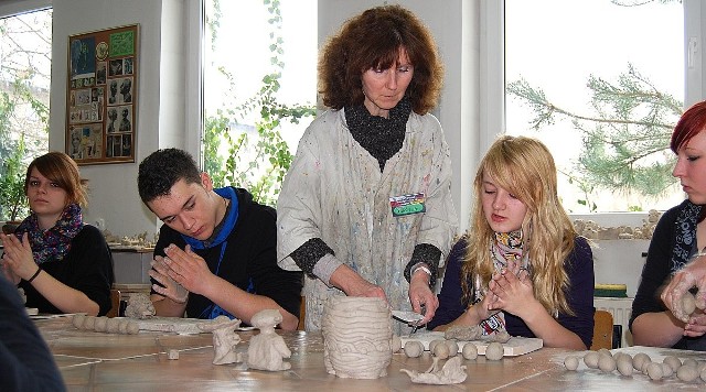 Integracja przez sztukę młodych Polaków i Niemców przy lepieniu z gliny pod okiem artystki Grażyny Graszki.