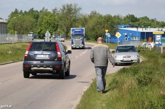 Piesi, przechodząc przez strefę, muszą teraz iść po trawniku lub jezdnią