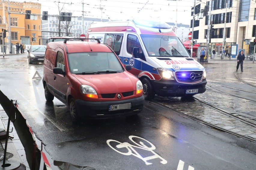 Wypadek przy Dworcu Głównym. Pieszy wtargnął na jezdnię (ZDJĘCIA)