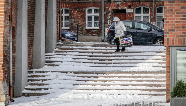 03.01.2019 gdansk. wichura na pomorzu. oblodzone chodniki i schody utrudniaja poruszanie sie po miescie.  fot. karolina misztal / polska press/dziennik baltycki