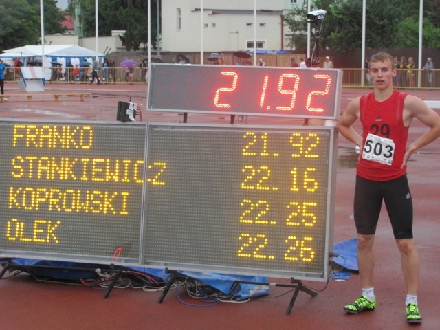 O Patryku Franko zrobiło się głośno po ubiegłorocznej Ogólnopolskiej Olimpiadzie Młodzieży, w której zdobył dwa złote medale. Na zdjęciu obok tablicy z wynikami biegu na 200 metrów.