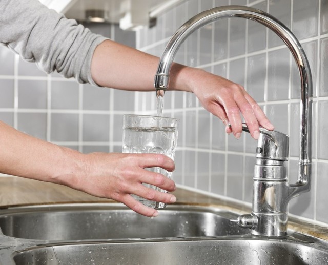 Tym razem mieszkańcy kilku miejscowości w gminie Bobrowice nie mogą korzystać z wody w kranie. Badania wykazały zanieczyszczenie bakteriami grupy coli w wodociągu w Przychowie.