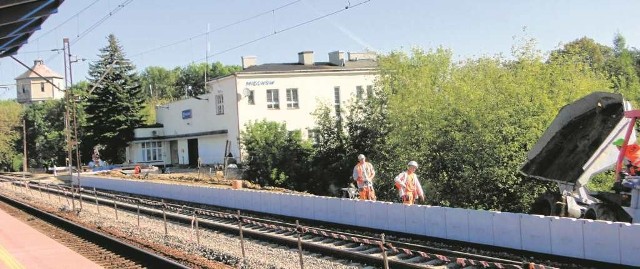 Budowa drugiego peronu dla potrzeb SKA przebiega bez zakłóceń.