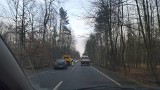 Wypadek na trasie Mysłowce-Tychy. Czołowe zderzenie. Audi wpadło do rowu