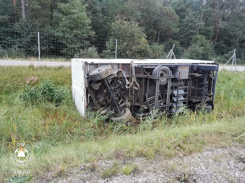 Jeżewo Stare. Kolizja trzech pojazdów na drodze ekspresowej S8. Droga jest zablokowana przez przewróconą chłodnię (zdjęcia)